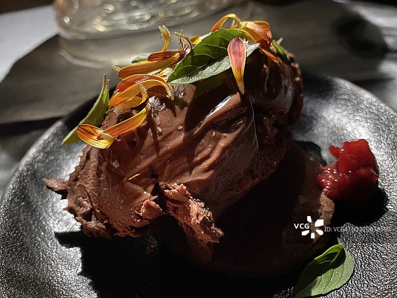 巧克力慕斯冰淇淋甜点，可食用的花朵图片素材