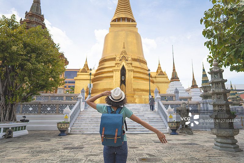 游客在欣赏玉佛寺图片素材