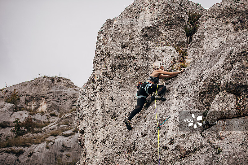 女性极限自由攀爬者图片素材