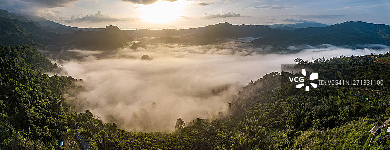 雾笼罩的福兰卡森林公园是泰国法约省最具旅游吸引力的地方之一。图片素材