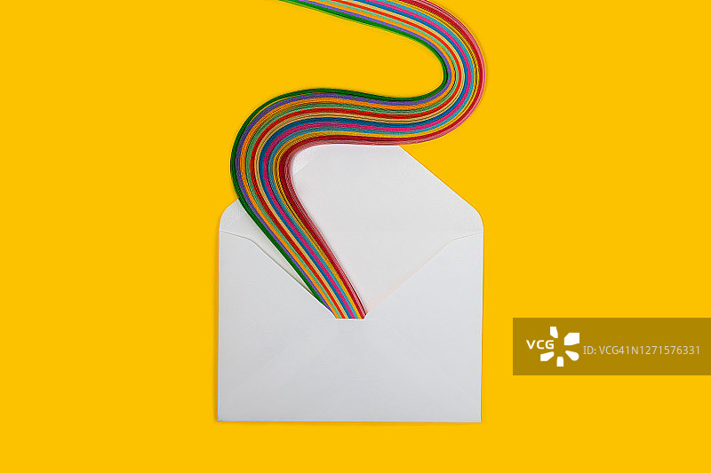 白色字母与彩虹在黄色的背景。图片素材