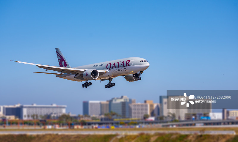 卡塔尔航空货运公司波音777在最后进场图片素材