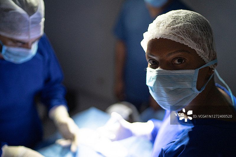 一个成熟的女性医疗保健医生在手术室在医院的肖像图片素材