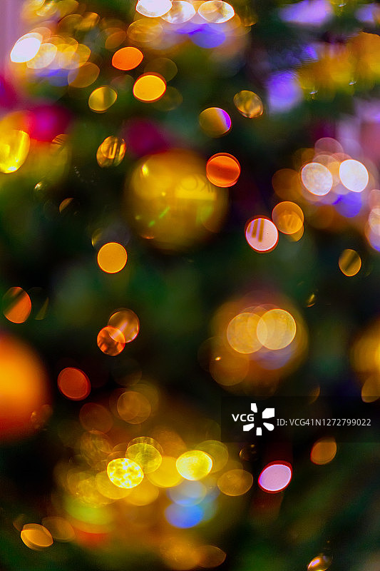 抽象模糊的节日背景设计。圣诞树装饰，圣诞球，点燃的花环，散焦。寒假，新年快乐图片素材
