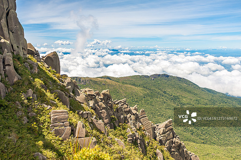 Pico das Prateleiras (Shelves Peak)和Itatiaia国家公园(Parque National do Itatiaia)的山脉的岩石形成的高角度视图图片素材