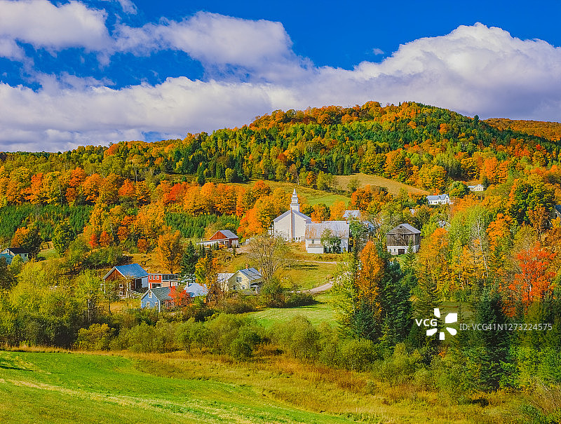 佛蒙特州东托普舍姆的带有秋天色彩的新英格兰乡村图片素材