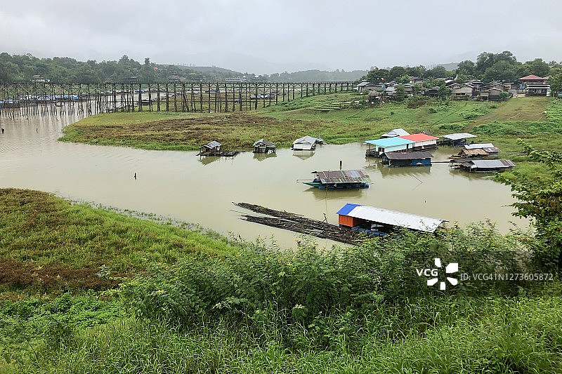 桑khkhlaburi乡村风景-小海湾旁边的宋卡利亚河与著名的木制孟桥和孟村。图片素材