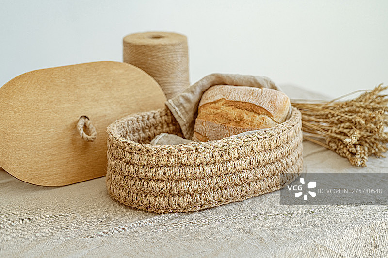 手工制作的天然黄麻编织篮子用于厨房，家居装饰，斯堪的纳维亚风格，米色色调，可持续的装饰，面包储存，可持续的生活方式图片素材