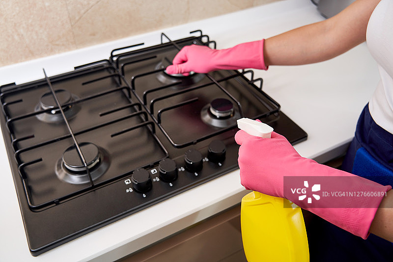 清洁煤气炉用厨房用具，家庭概念，或卫生和清洁图片素材