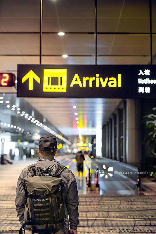 旅客在机场候机楼散步。图片素材
