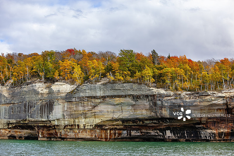 秋天的颜色在岩石国家湖岸图片素材