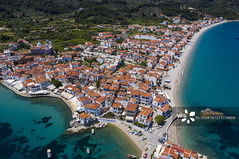 希腊，Kokkari，夏季沿海城镇鸟瞰图图片素材