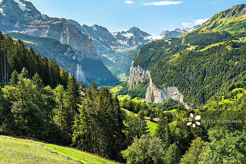 瑞士阿尔卑斯山的Lauterbrunnen山谷图片素材