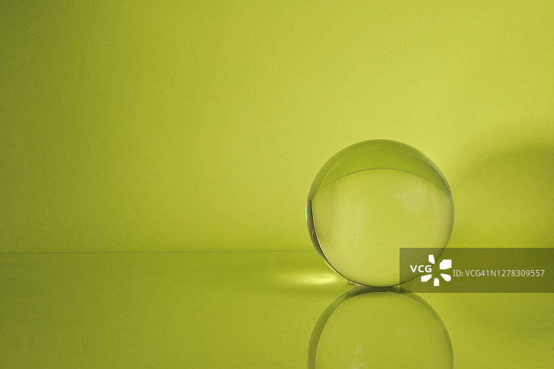 半透明和闪亮的魔术玻璃球图片素材
