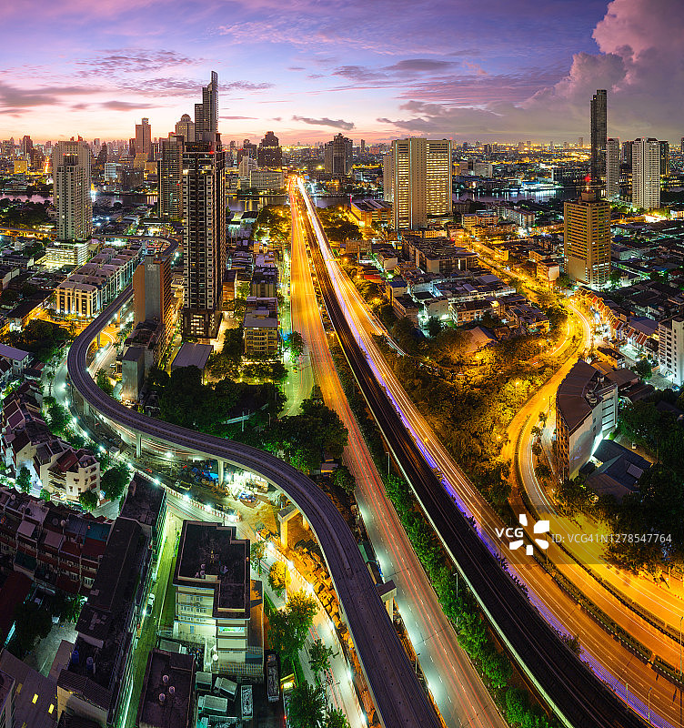 沙吞路三叉戟和曼谷的城市景观在黄昏点亮图片素材