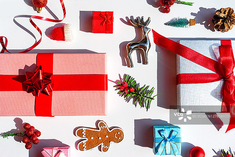 作为节日背景的圣诞装饰物品和礼盒。图片素材