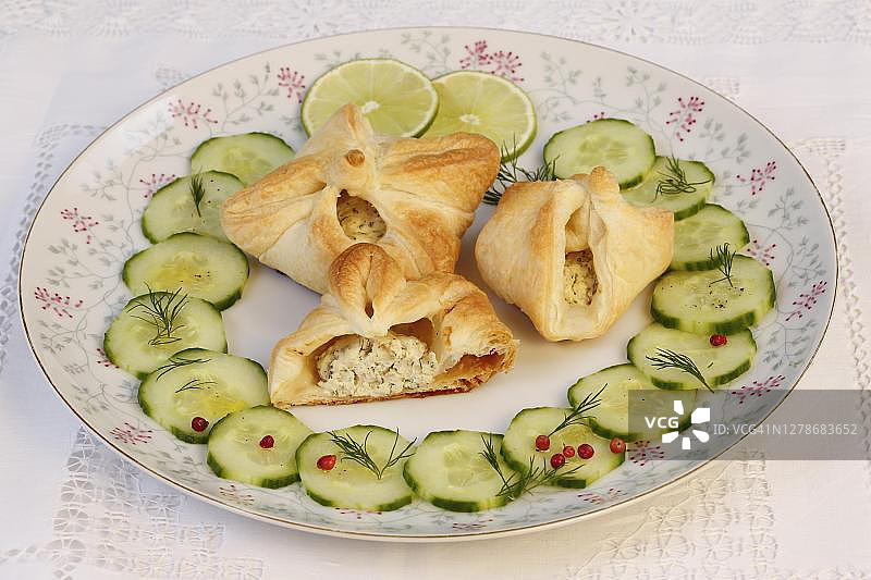 奶油酥皮鳟鱼配黄瓜和青柠片，德国图片素材