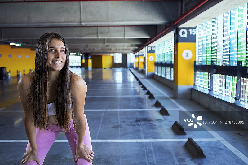 微笑的女运动员准备训练的镜头。健身和动力。图片素材