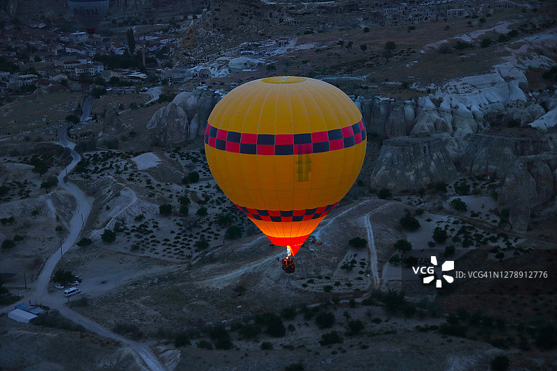 土耳其旅游目的地卡帕多西亚山谷上空的热气球图片素材