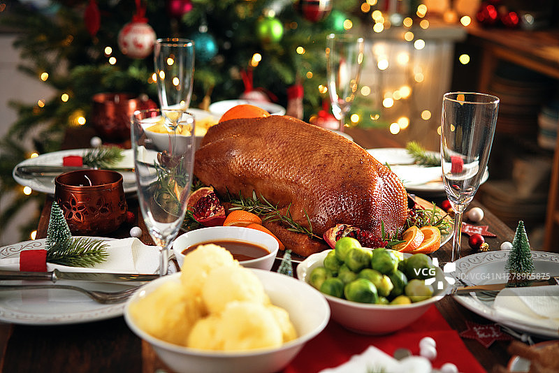 德国圣诞晚餐用水果和蔬菜填充的节日鹅图片素材