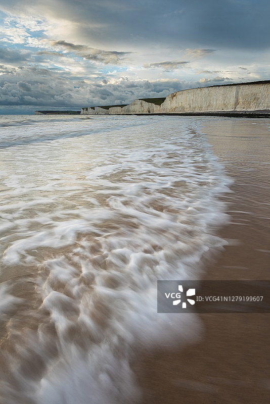 英国东苏塞克斯郡七姐妹悬崖海滩上的海浪图片素材