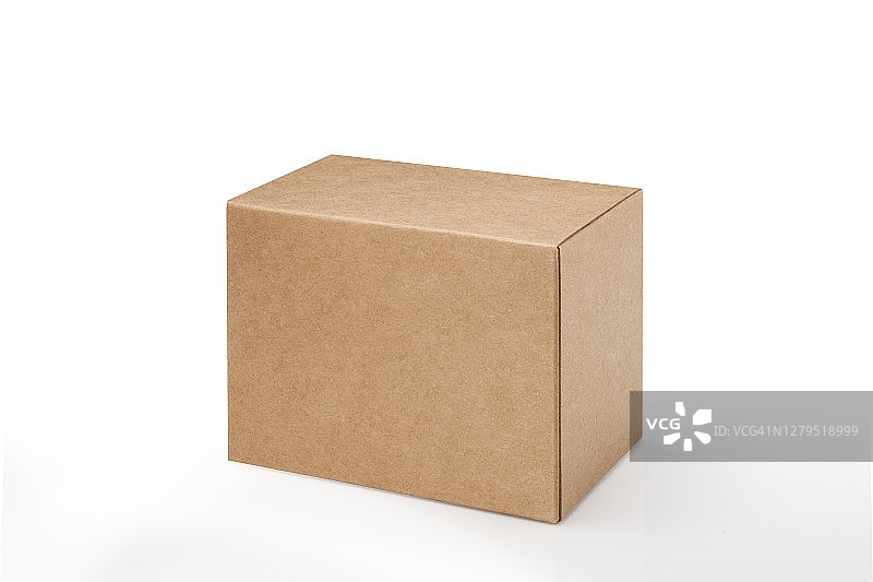 近景的一个棕色盒子在白色的背景和剪切路径图片素材