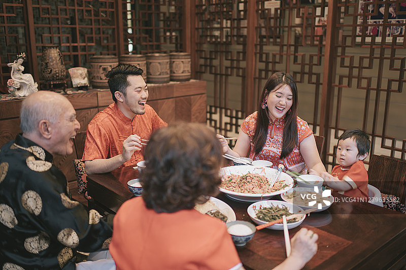 亚洲华人家庭农历新年团圆饭吃传统菜肴生鱼刘生怡生图片素材