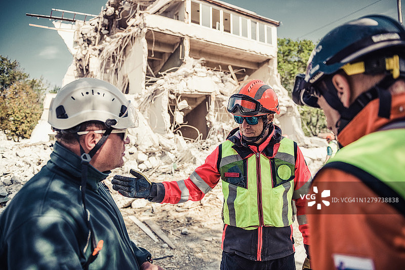 救援人员搜寻建筑物废墟图片素材