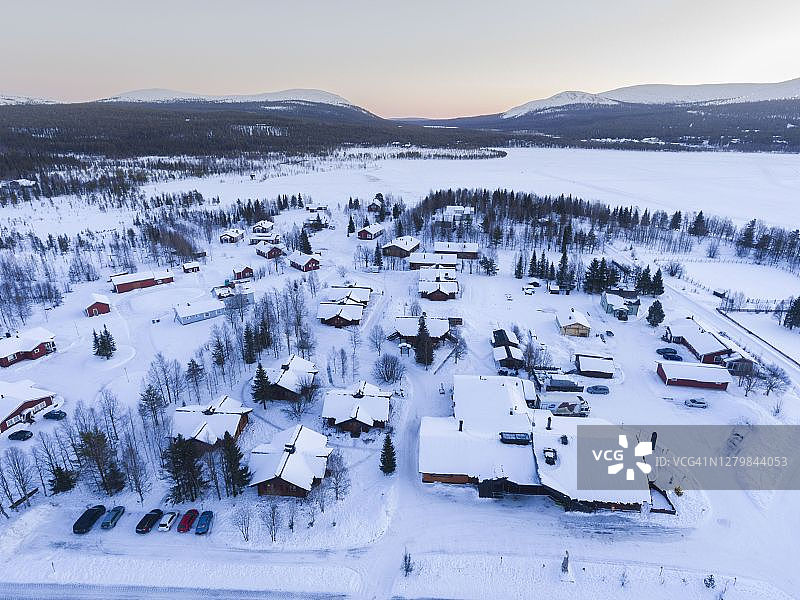 航拍芬兰拉普兰北极圈内的阿卡斯隆波罗镇，芬兰无人机图片素材