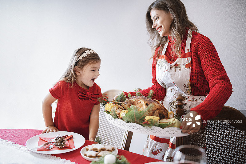 母亲和她的女儿在准备圣诞大餐图片素材