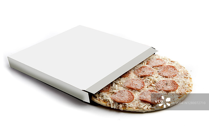一盒冷冻的意大利辣香肠披萨打开展示披萨图片素材