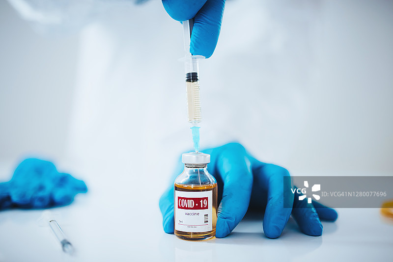 医护人员用注射器注射冠状病毒疫苗图片素材