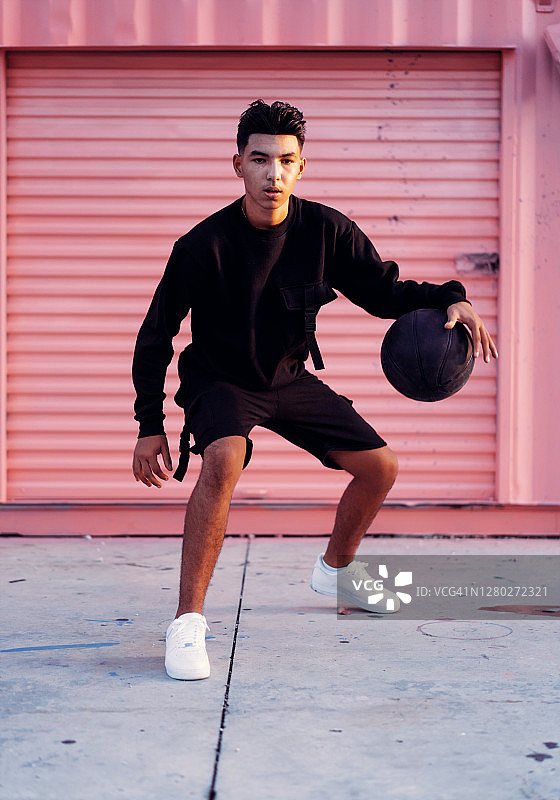 一个古巴人独自打篮球图片素材