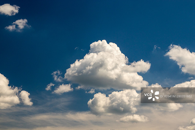 蓝天上美丽的白云图片素材