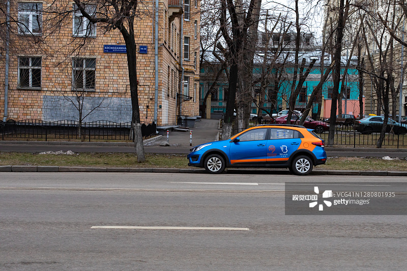 起亚里约热内卢X-Line汽车品牌与莫斯科汽车共享BelkaCar的颜色。蓝色汽车出租图片素材