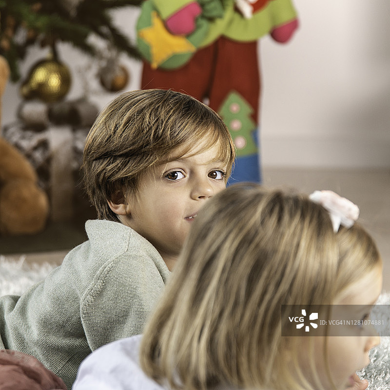 在圣诞节庆祝期间，孩子们在客厅享受快乐的圣诞时光图片素材