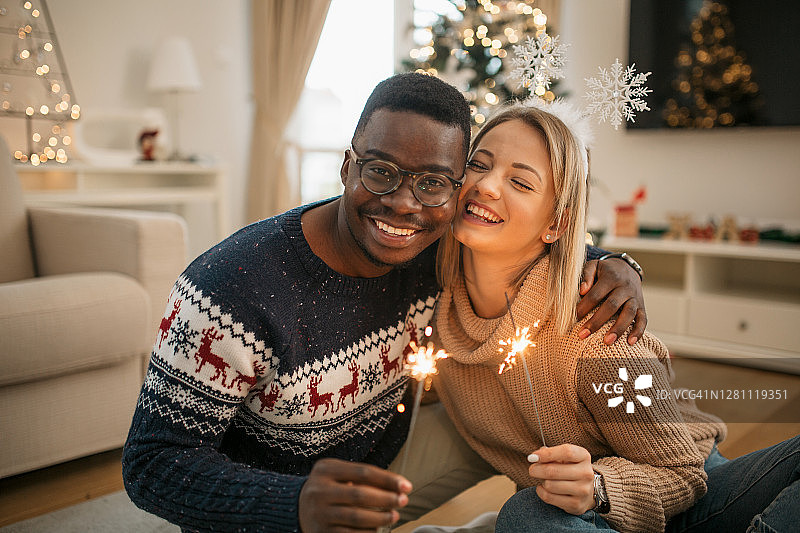快乐的不同的夫妇一起庆祝冬季假期图片素材