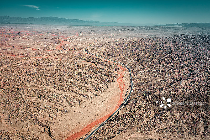 中国G315国道上面一条血红色的枯河图片素材