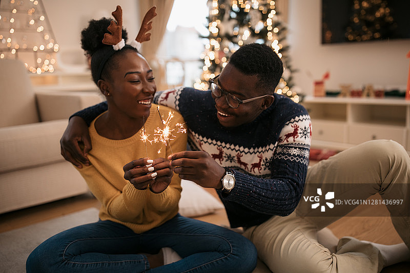 快乐的非裔美国夫妇一起庆祝冬季假期图片素材