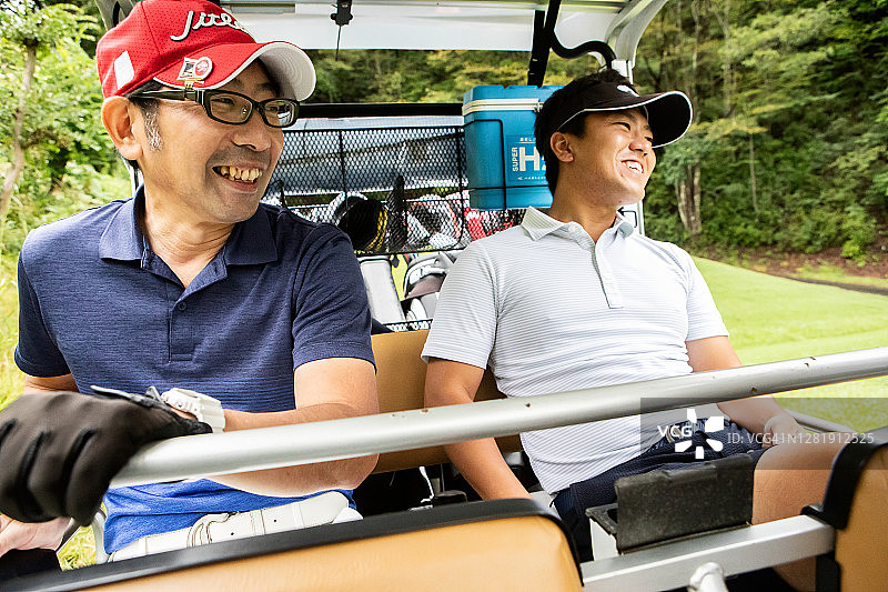 一个坐在高尔夫球车里的日本人图片素材