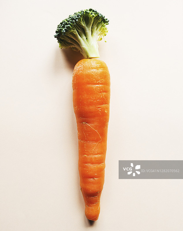 平铺一勺橙胡萝卜和绿西兰花。图片素材