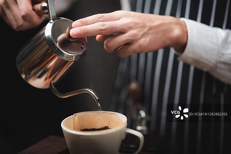 制作咖啡的过程与咖啡过滤滴管套件，复古风格的工具，咖啡师冲泡图片素材