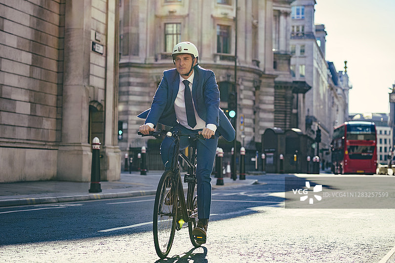 注重环保的英国商人骑自行车上班图片素材