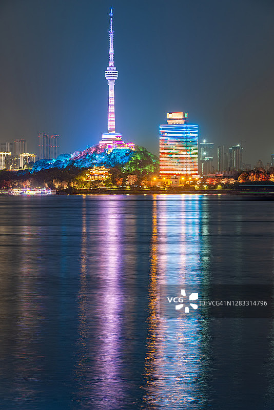 武汉市中心夜晚有水的倒影图片素材