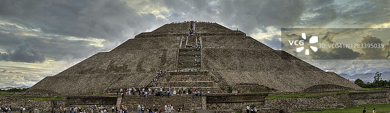 特奥蒂瓦坎太阳金字塔全景广角与偶然的人图片素材