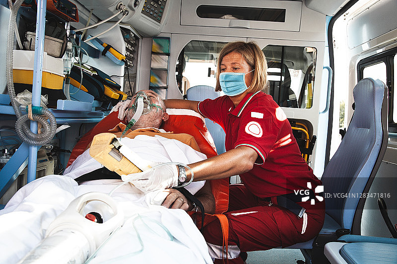 急救人员正在帮助呼吸衰竭的病人。图片素材