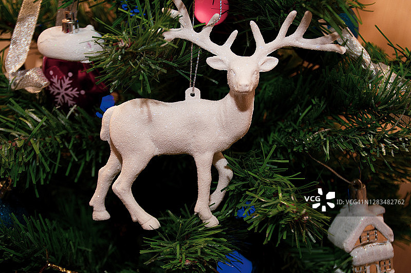 圣诞树装饰和礼物图片素材