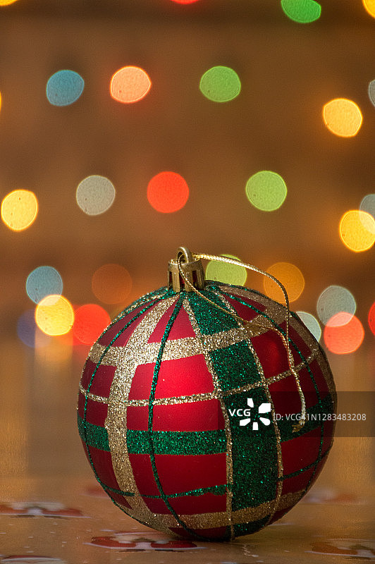 圣诞装饰球上的花环背景图片素材