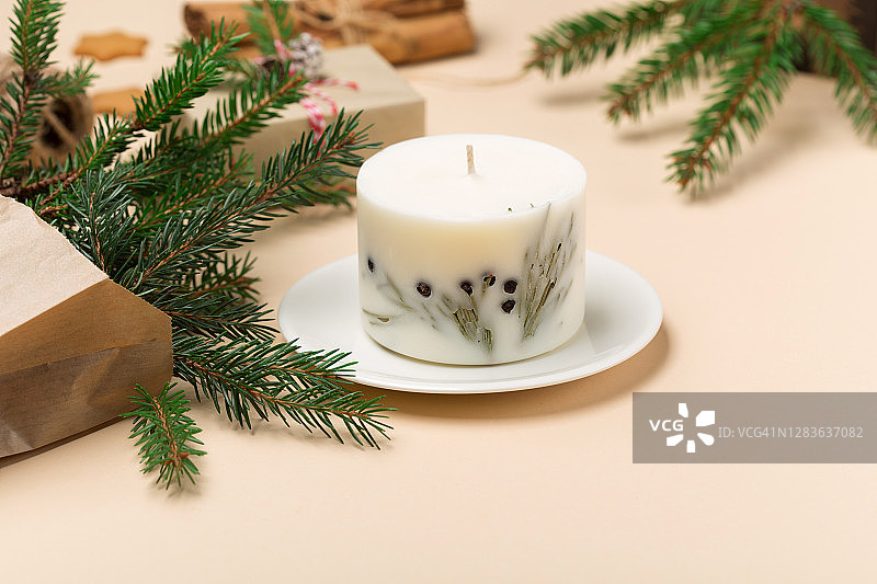 圣诞装饰，自制的姜饼饼干，杉木树枝上的自然米色背景。图片素材