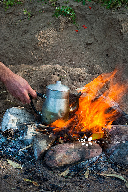 在野外的篝火上煮咖啡图片素材